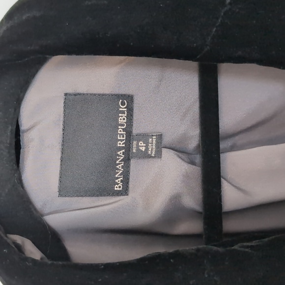 BANANA REPUBLIC Black Blazer in Women's size 4 Petite (4P) - Picture 2 of 6